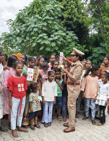 गौरीफंटा कोतवाली में एक दिन की कोतवाल बनीं आशिकी। संवाद गौरीफंटा कोतवाली में एक दिन की कोतवाल बनीं आशिकी। संवाद