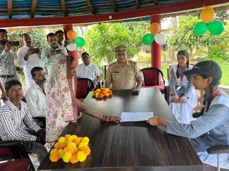 गौरीफंटा कोतवाली में एक दिन की कोतवाल बनीं आशिकी। संवाद गौरीफंटा कोतवाली में एक दिन की कोतवाल बनीं आशिकी। संवाद
