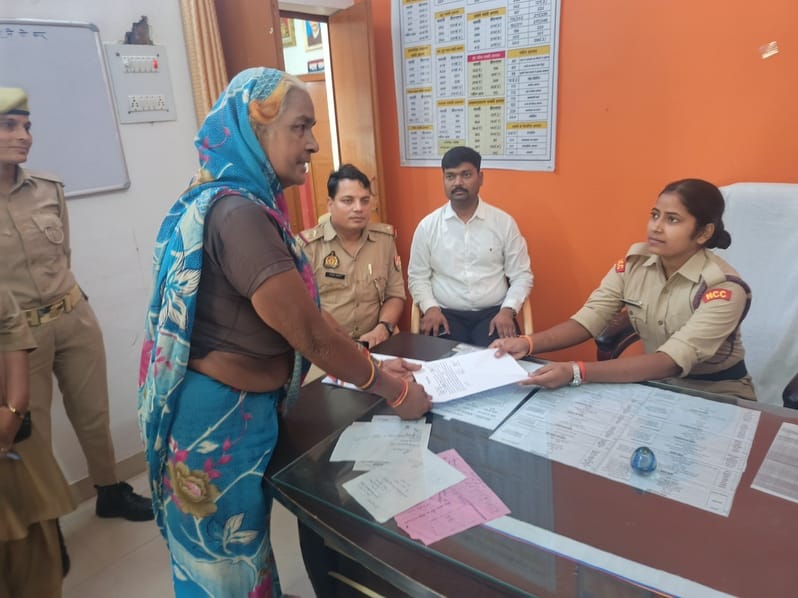 गौरीफंटा कोतवाली में एक दिन की कोतवाल बनीं आशिकी। संवाद गौरीफंटा कोतवाली में एक दिन की कोतवाल बनीं आशिकी। संवाद