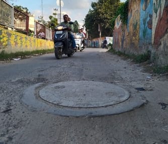 गोविंदगंज बाजार में क्षतिग्रस्त पड़ी सड़क। संवाद