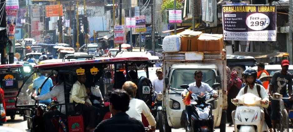गोविंदगंज बाजार में क्षतिग्रस्त पड़ी सड़क। संवाद