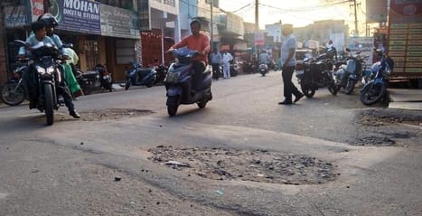 गोविंदगंज बाजार में क्षतिग्रस्त पड़ी सड़क। संवाद