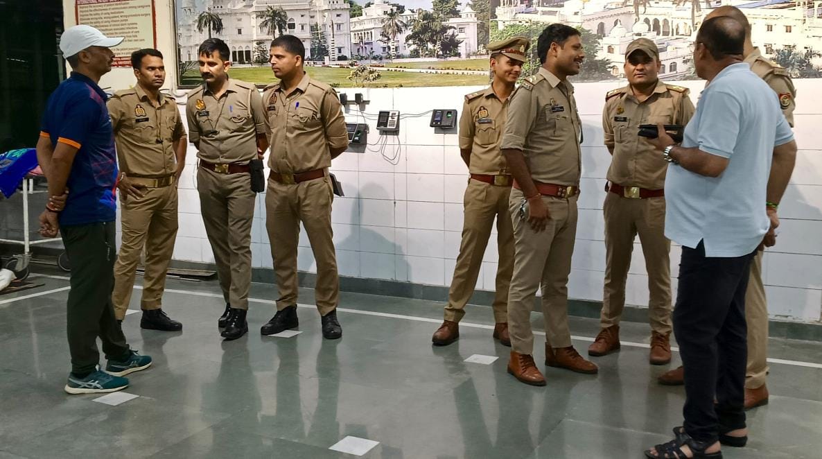 घटना के बाद ट्रॉमा सेंटर और मॉर्च्यूरी के बाहर खड़े पुलिसकर्मी। घटना के बाद ट्रॉमा सेंटर और मॉर्च्यूरी के बाहर खड़े पुलिसकर्मी।