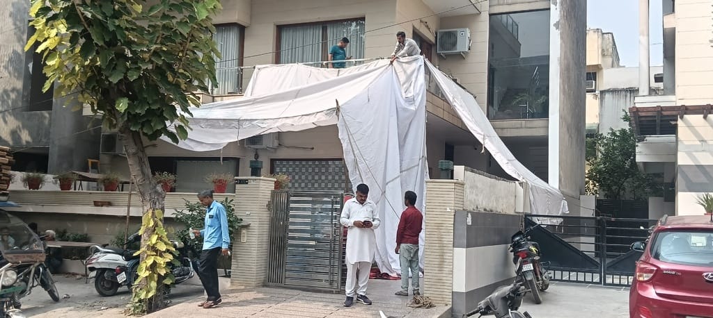 जीटी रोड स्थित अस्पताल में मौजूद घायल के परिजन। संवाद जीटी रोड स्थित अस्पताल में मौजूद घायल के परिजन। संवाद