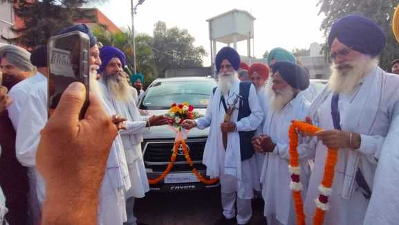 कुरुक्षेत्र। एचएसजीएमसी प्रधान झींडा को इनोवा की चाबी सौंपते हुए संगत। संवाद