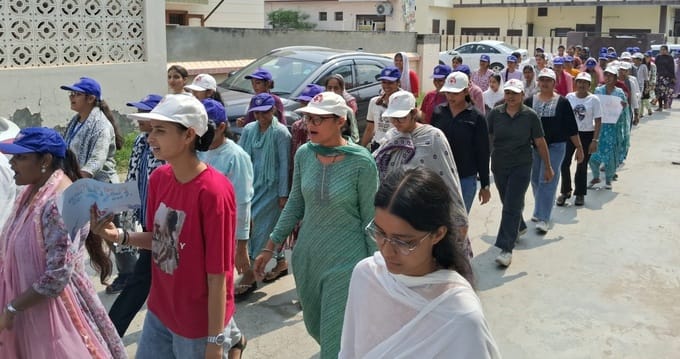 कुरुक्षेत्र। रैली के माध्यम से रक्तदान करने के प्रति जागरूक करती स्वयंसेविकाएं। स्वयं