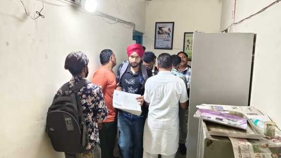 कर्मचारी से पूछताछ करती सीएम फ्लाइंग की टीम। संवाद कर्मचारी से पूछताछ करती सीएम फ्लाइंग की टीम। संवाद