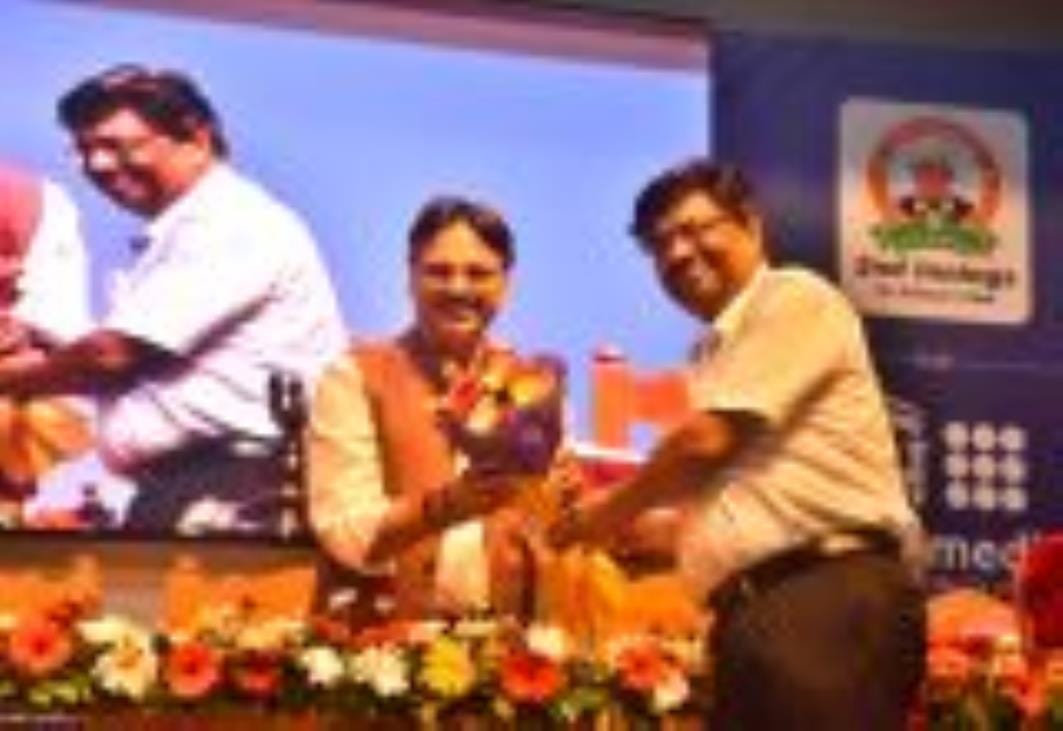 कार्यक्रम में पहुंचे विधायक डॉ. राजेश्वर सिंह।