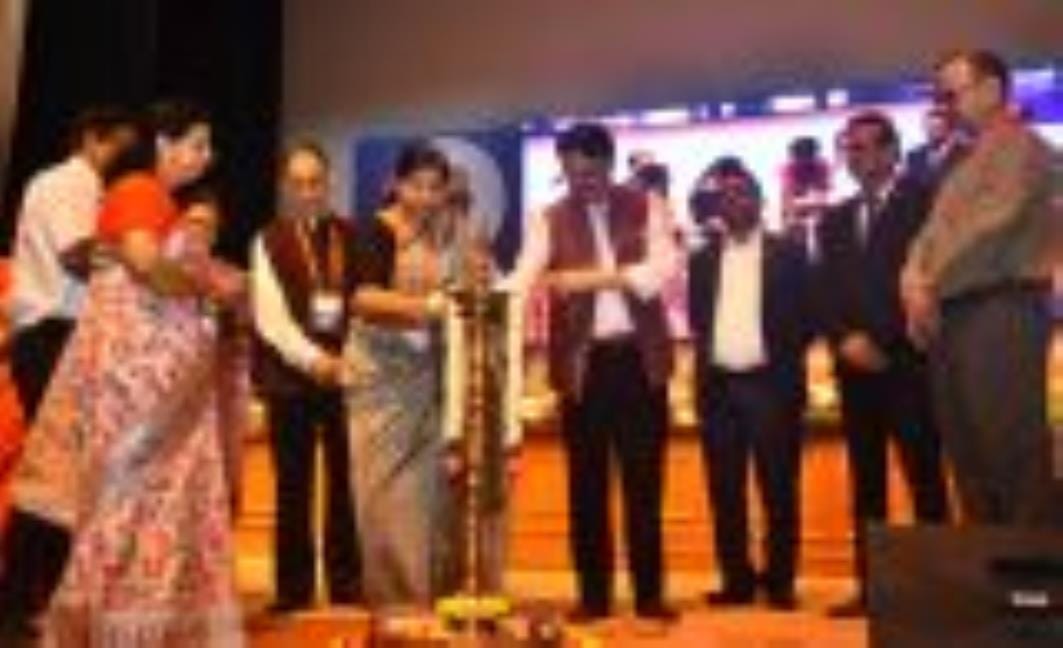 कार्यक्रम में पहुंचे विधायक डॉ. राजेश्वर सिंह।