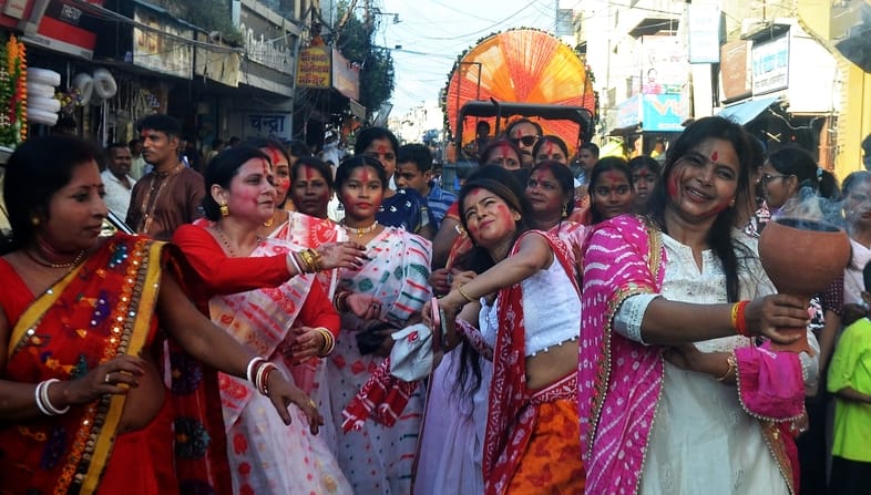 खिरनीबाग स्थित काली बाड़ी मंदिर में दुर्गा पूजा के बाद सेल्फी लेतीं युवतियां। संवाद खिरनीबाग स्थित काली बाड़ी मंदिर में दुर्गा पूजा के बाद सेल्फी लेतीं युवतियां। संवाद
