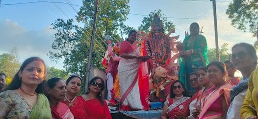 खिरनीबाग स्थित काली बाड़ी मंदिर में दुर्गा पूजा के बाद सेल्फी लेतीं युवतियां। संवाद खिरनीबाग स्थित काली बाड़ी मंदिर में दुर्गा पूजा के बाद सेल्फी लेतीं युवतियां। संवाद