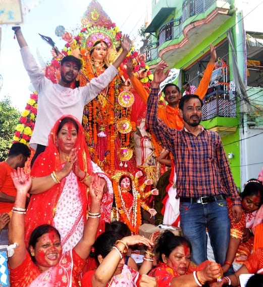 खिरनीबाग स्थित काली बाड़ी मंदिर में दुर्गा पूजा के बाद सेल्फी लेतीं युवतियां। संवाद खिरनीबाग स्थित काली बाड़ी मंदिर में दुर्गा पूजा के बाद सेल्फी लेतीं युवतियां। संवाद