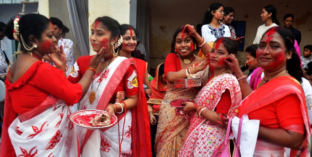 खिरनीबाग स्थित काली बाड़ी मंदिर में दुर्गा पूजा के बाद सेल्फी लेतीं युवतियां। संवाद खिरनीबाग स्थित काली बाड़ी मंदिर में दुर्गा पूजा के बाद सेल्फी लेतीं युवतियां। संवाद
