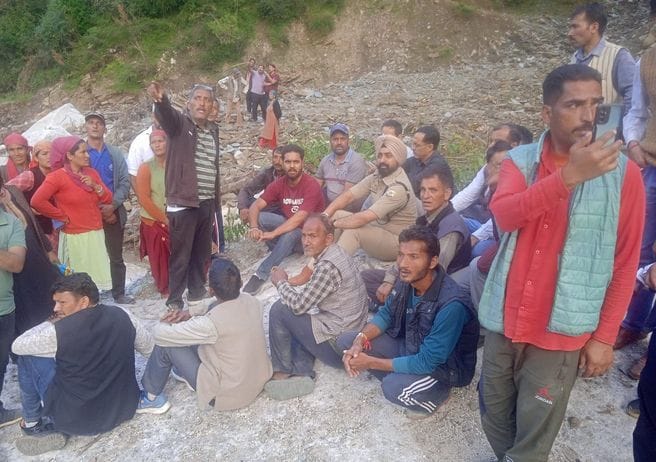 मंडी में दशहरे पर्व पर निकली शोभा यात्रा की अगुवाई करते राज देवता माधोराय। संवाद मंडी में दशहरे पर्व पर निकली शोभा यात्रा की अगुवाई करते राज देवता माधोराय। संवाद