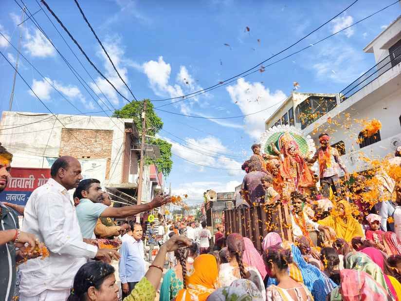 मैलानी में मूर्ति विसर्जन के लिए जाते श्रद्धालु। संवाद