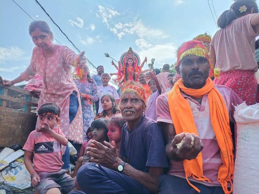 मैलानी में मूर्ति विसर्जन के लिए जाते श्रद्धालु। संवाद