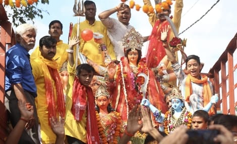 मैलानी में मूर्ति विसर्जन के लिए जाते श्रद्धालु। संवाद