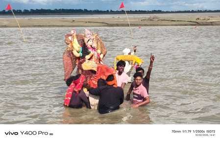 मैलानी में मूर्ति विसर्जन के लिए जाते श्रद्धालु। संवाद
