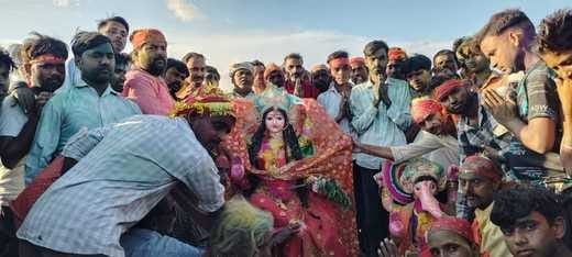 मैलानी में मूर्ति विसर्जन के लिए जाते श्रद्धालु। संवाद