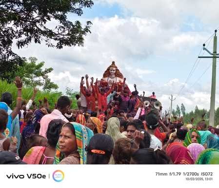 मैलानी में मूर्ति विसर्जन के लिए जाते श्रद्धालु। संवाद
