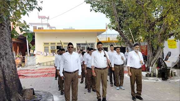 मेरठ---दौराला में पथ संचलन करते हुए मेरठ---दौराला में पथ संचलन करते हुए