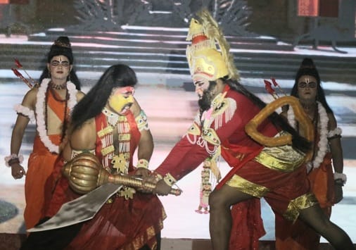मेरठ..कंवलजीत..भैंसाली मैदान स्थित छावनी रामलीला में रावण व अहिरावण का संवाद करते कलाकार......स मेरठ..कंवलजीत..भैंसाली मैदान स्थित छावनी रामलीला में रावण व अहिरावण का संवाद करते कलाकार......स