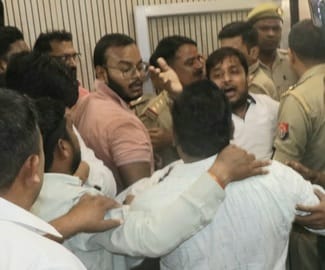 मेरठ..कंवलजीत..दो पार्षदों के झगड़े पर थाना सिविल लाइन में भाजपाइयों की पुलिस से खूब हुई धक्का म मेरठ..कंवलजीत..दो पार्षदों के झगड़े पर थाना सिविल लाइन में भाजपाइयों की पुलिस से खूब हुई धक्का म