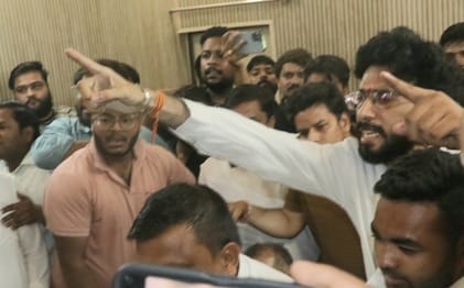 मेरठ..कंवलजीत..दो पार्षदों के झगड़े पर थाना सिविल लाइन में भाजपाइयों की पुलिस से खूब हुई धक्का म मेरठ..कंवलजीत..दो पार्षदों के झगड़े पर थाना सिविल लाइन में भाजपाइयों की पुलिस से खूब हुई धक्का म