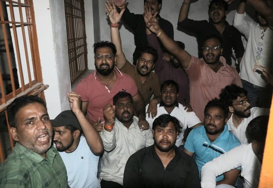 मेरठ..कंवलजीत..दो पार्षदों के झगड़े पर थाना सिविल लाइन में भाजपाइयों की पुलिस से खूब हुई धक्का म मेरठ..कंवलजीत..दो पार्षदों के झगड़े पर थाना सिविल लाइन में भाजपाइयों की पुलिस से खूब हुई धक्का म