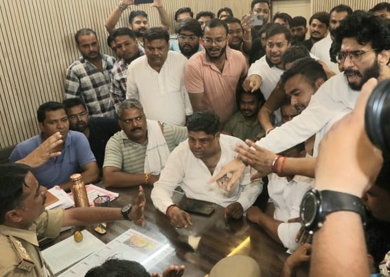मेरठ..कंवलजीत..दो पार्षदों के झगड़े पर थाना सिविल लाइन में भाजपाइयों की पुलिस से खूब हुई धक्का म मेरठ..कंवलजीत..दो पार्षदों के झगड़े पर थाना सिविल लाइन में भाजपाइयों की पुलिस से खूब हुई धक्का म