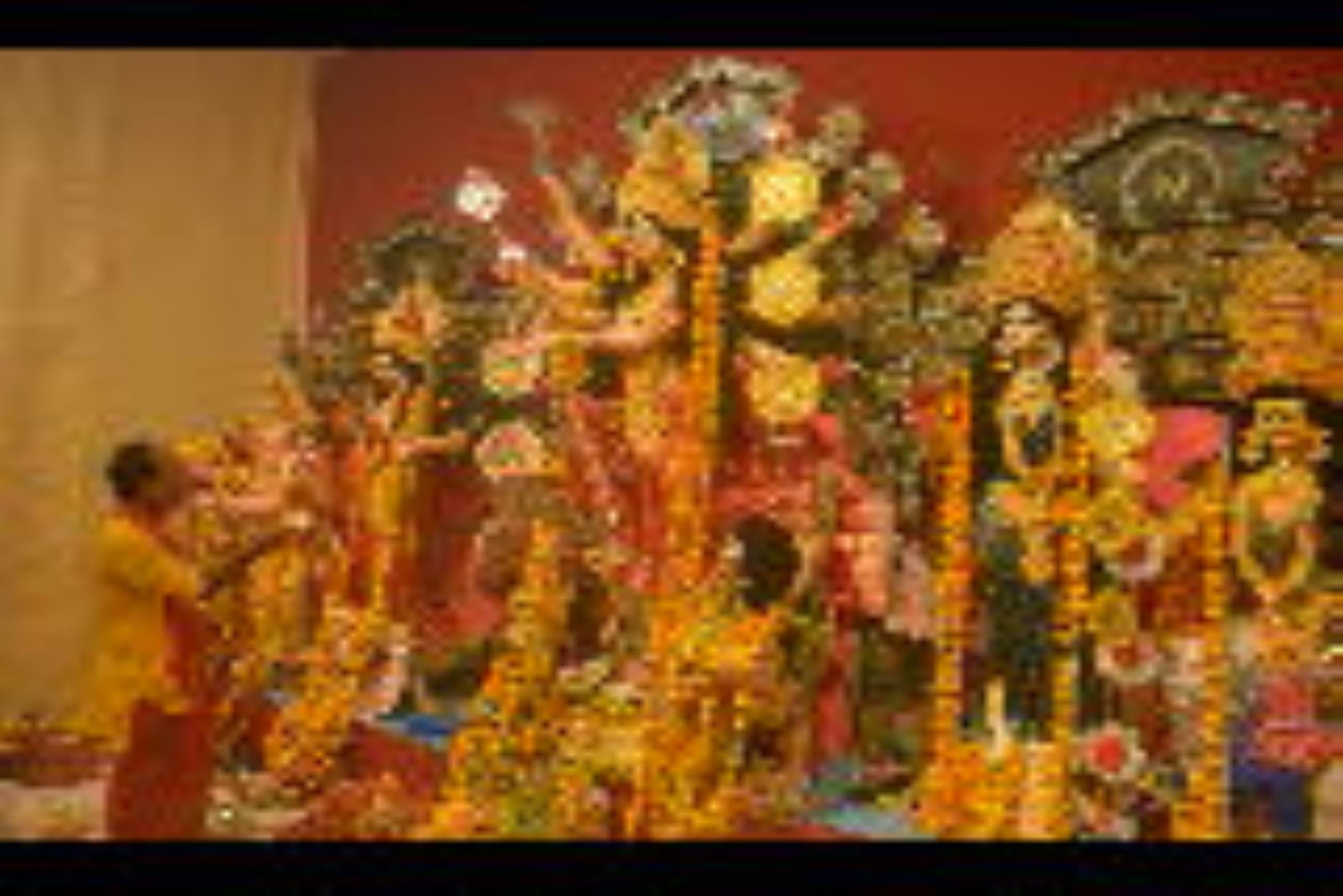 नवरात्र के आखिरी दिन महानवमी पर बुधवार को मां दुर्गा के पूजा पंडालों भक्तों की भीड़ उम़ड़ी रही।