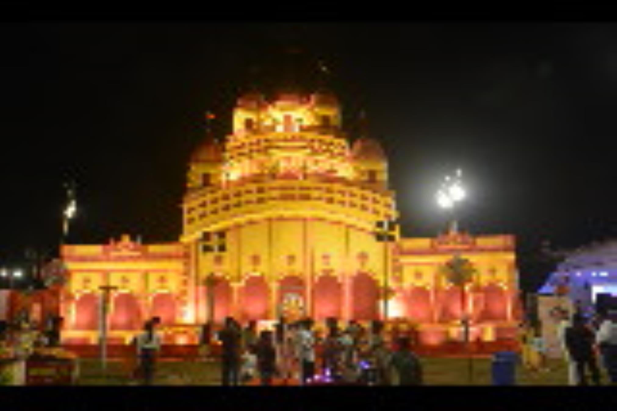 नवरात्र के आखिरी दिन महानवमी पर बुधवार को मां दुर्गा के पूजा पंडालों भक्तों की भीड़ उम़ड़ी रही।