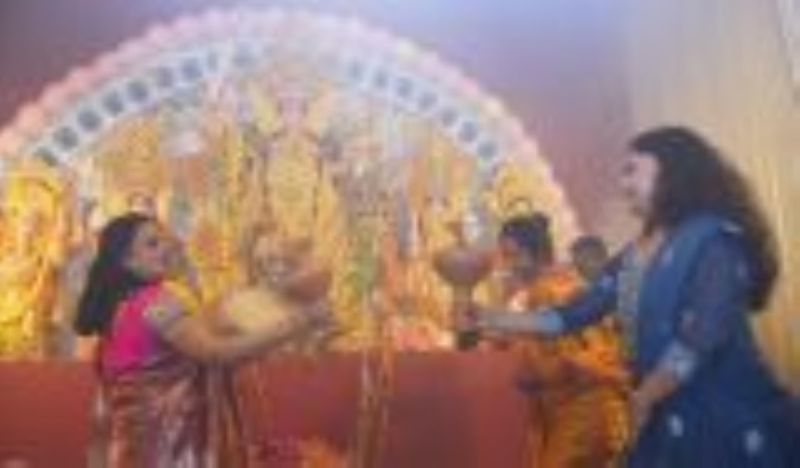 नवरात्र के आखिरी दिन महानवमी पर बुधवार को मां दुर्गा के पूजा पंडालों भक्तों की भीड़ उम़ड़ी रही।
