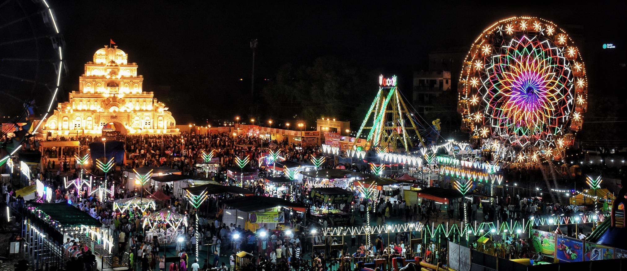 नवरात्र के आखिरी दिन महानवमी पर बुधवार को मां दुर्गा के पूजा पंडालों भक्तों की भीड़ उम़ड़ी रही।