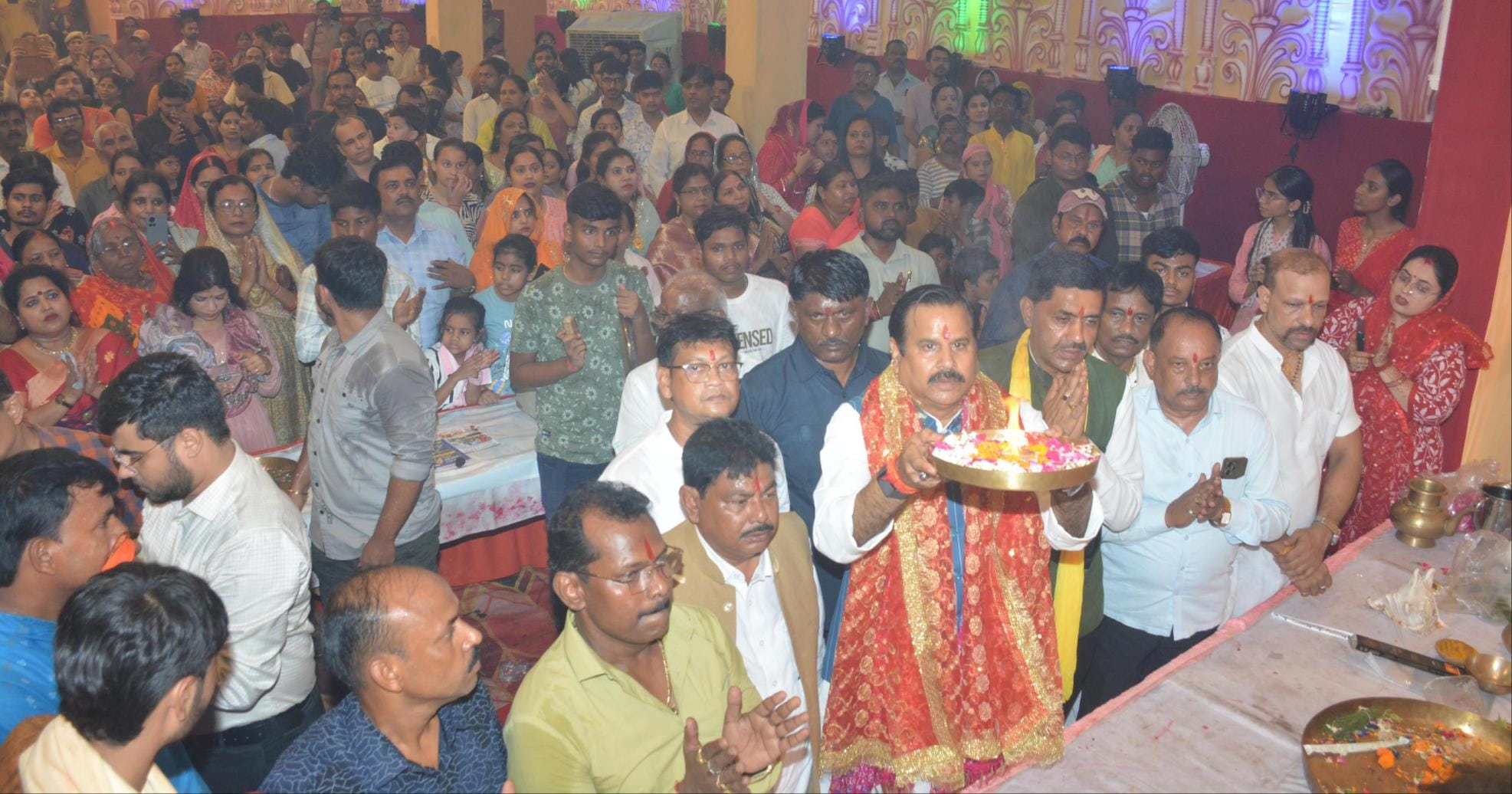 नवरात्र के आखिरी दिन महानवमी पर बुधवार को मां दुर्गा के पूजा पंडालों भक्तों की भीड़ उम़ड़ी रही।