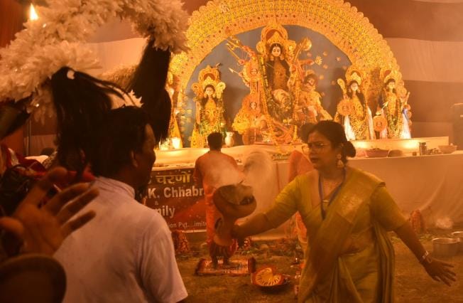 नवरात्र के आखिरी दिन महानवमी पर बुधवार को मां दुर्गा के पूजा पंडालों भक्तों की भीड़ उम़ड़ी रही।