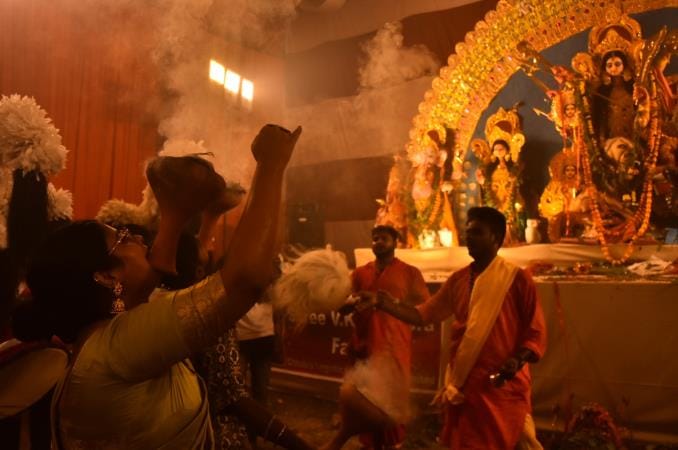 नवरात्र के आखिरी दिन महानवमी पर बुधवार को मां दुर्गा के पूजा पंडालों भक्तों की भीड़ उम़ड़ी रही।