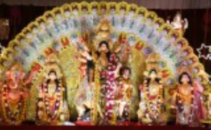 नवरात्र के आखिरी दिन महानवमी पर बुधवार को मां दुर्गा के पूजा पंडालों भक्तों की भीड़ उम़ड़ी रही।