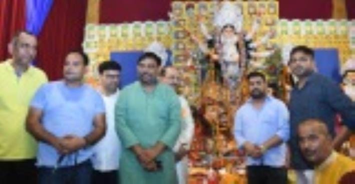 नवरात्र के आखिरी दिन महानवमी पर बुधवार को मां दुर्गा के पूजा पंडालों भक्तों की भीड़ उम़ड़ी रही।