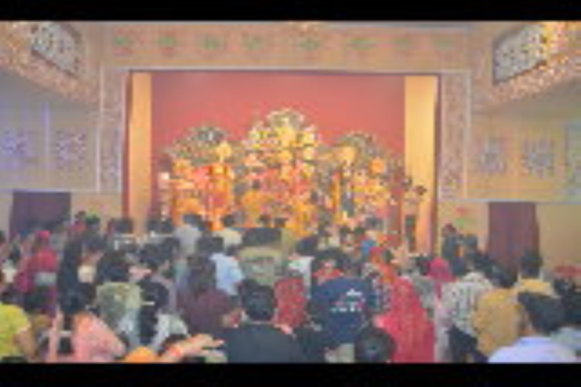नवरात्र के आखिरी दिन महानवमी पर बुधवार को मां दुर्गा के पूजा पंडालों भक्तों की भीड़ उम़ड़ी रही।