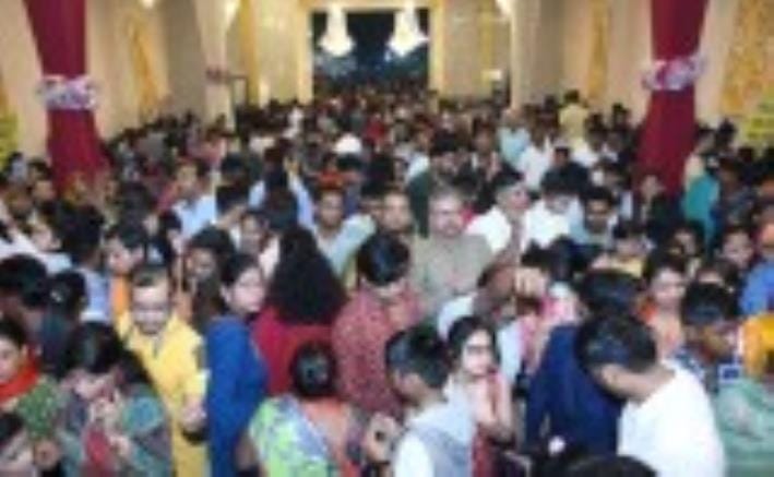 नवरात्र के आखिरी दिन महानवमी पर बुधवार को मां दुर्गा के पूजा पंडालों भक्तों की भीड़ उम़ड़ी रही।