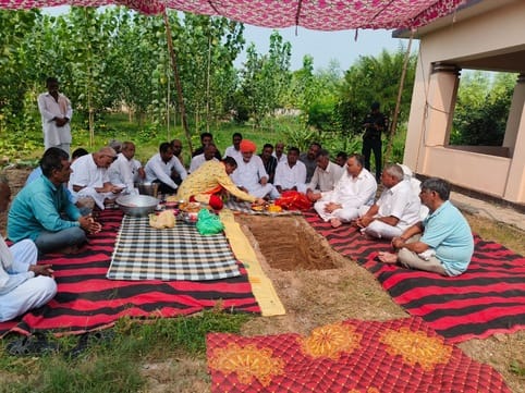 पिहोवा। गांव चनालहेड़ी में मंदिर निर्माण कार्य का उद्दघाटन करते  कृषि मंत्री श्याम सिंह राणा। व