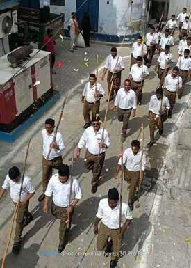 पलिया में विजयादशमी में शस्त्र पूजा करने के बाद क्षत्रिय समाज के लोग। स्रोत : समाज