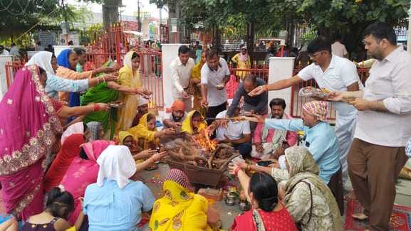 रिजर्व पुलिस लाइन में अधिकारियों ने कन्याओं का पूजन किया। स्रोत: मीडिया सेल