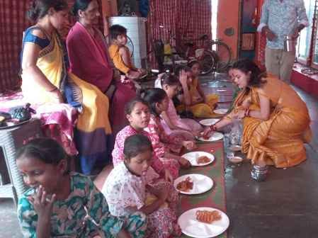 रिजर्व पुलिस लाइन में अधिकारियों ने कन्याओं का पूजन किया। स्रोत: मीडिया सेल