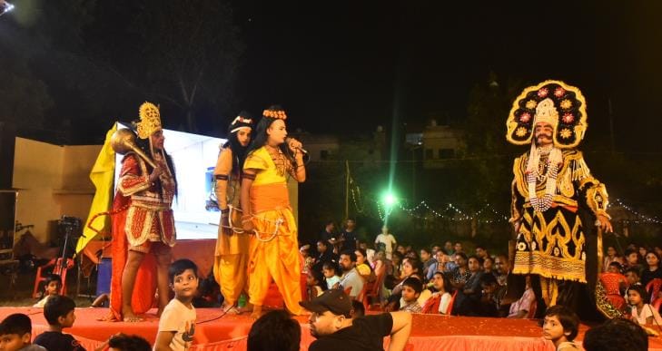 रामलीला का मंचन करते कलाकार। रामलीला का मंचन करते कलाकार।