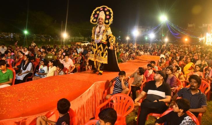 रामलीला का मंचन करते कलाकार। रामलीला का मंचन करते कलाकार।