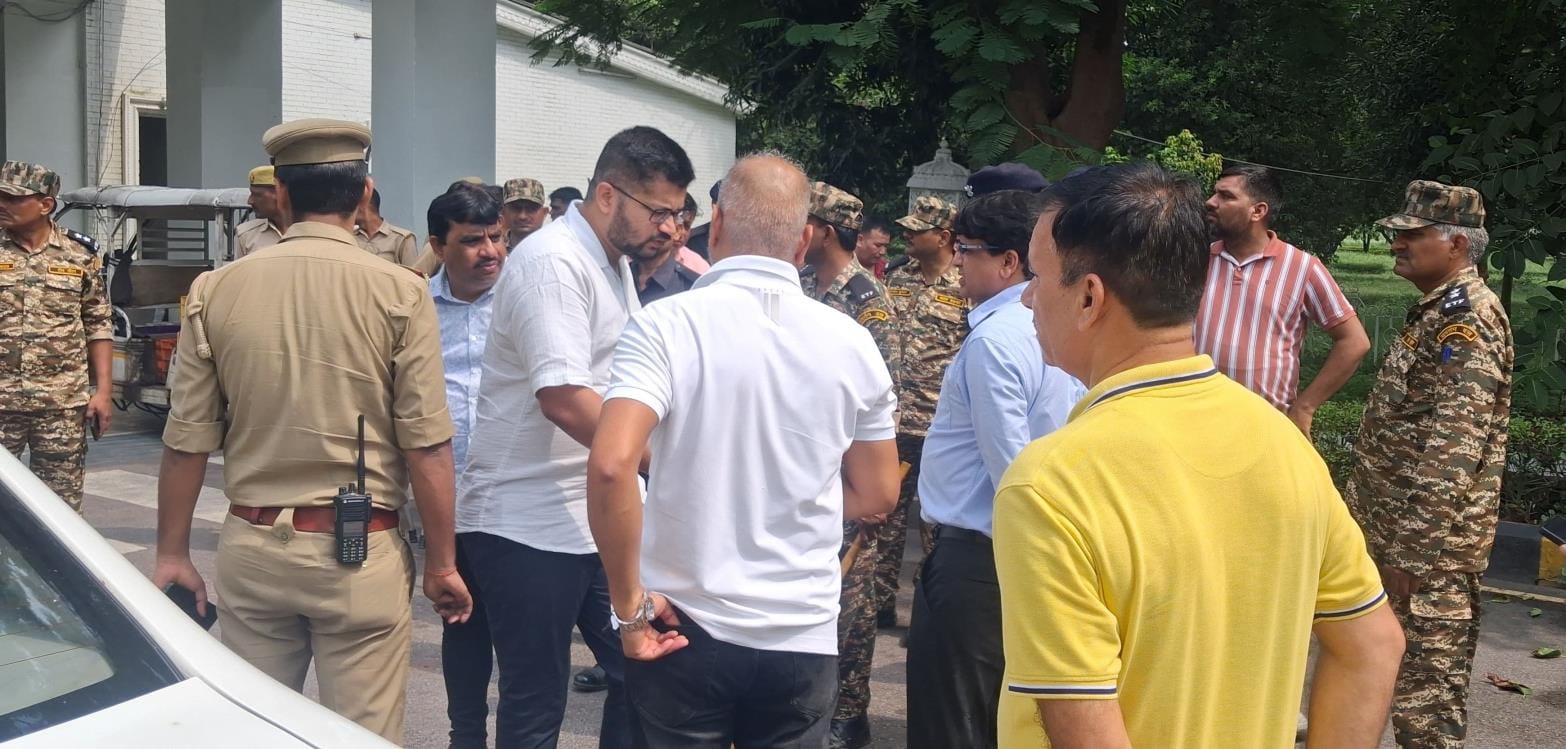 सीलिंग के लिए नगर निगम पहुंची नगर निगम की टीम। सीलिंग के लिए नगर निगम पहुंची नगर निगम की टीम।