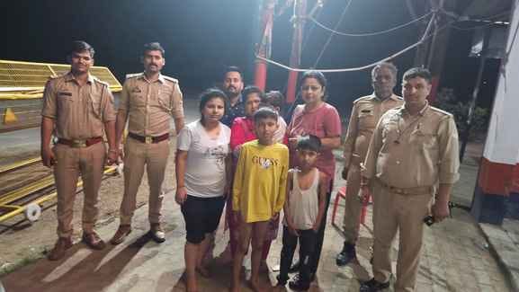 सरूपुर। खिवाई मोड पर खाई में गिरी कार । संवाद सरूपुर। खिवाई मोड पर खाई में गिरी कार । संवाद