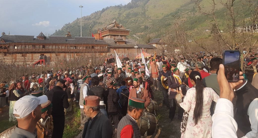 सराहन में भगवान रघुनाथ की रथयात्रा के साथ दशहरा मेला हुआ शुरू। संवाद सराहन में भगवान रघुनाथ की रथयात्रा के साथ दशहरा मेला हुआ शुरू। संवाद